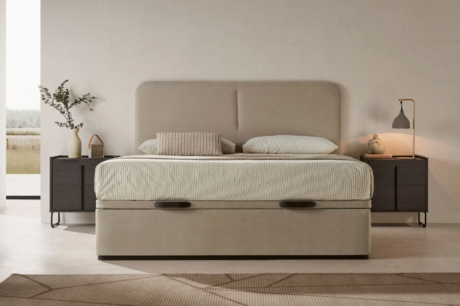 Dormitorio con canapé Vissuto Premium Contorno beige, cabecero acolchado y decoración nórdica