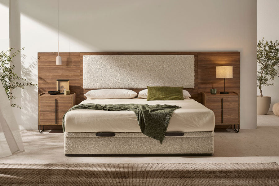 Dormitorio con canapé Vissuto True Contorno tapizado en beige con gran cabecero de madera oscura y manta verde