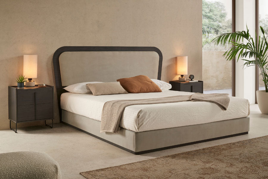 Canapé Vissuto True Tapa Oculta tapizado en beige con cabecero de contorno redondeado negro en dormitorio decorado