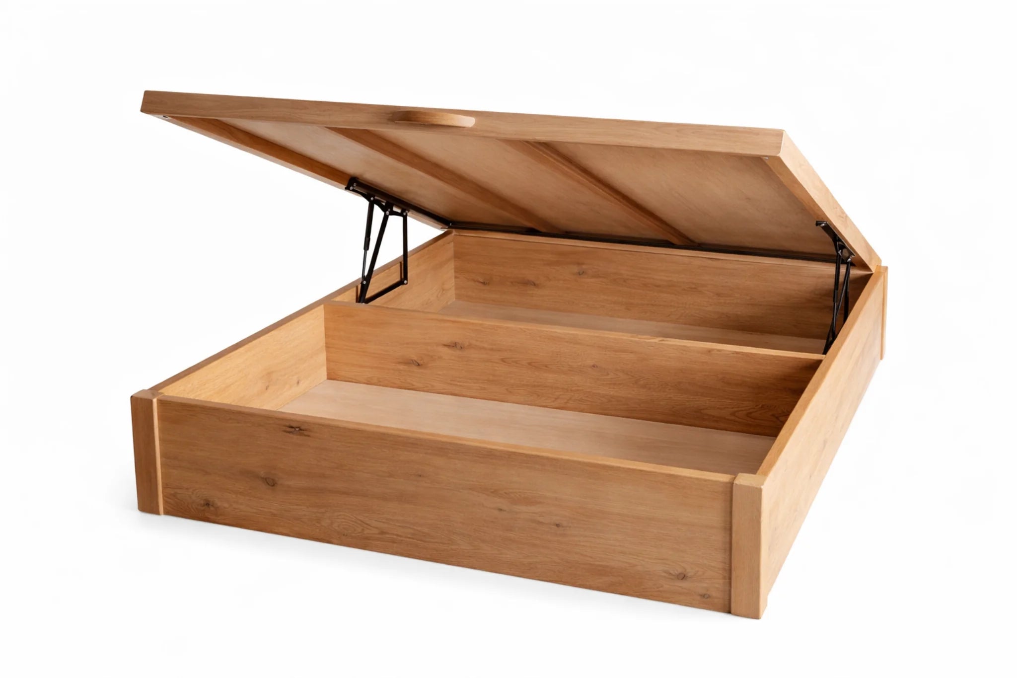 Canapé abatible en color madera y almacenamiento interior divido en dos.