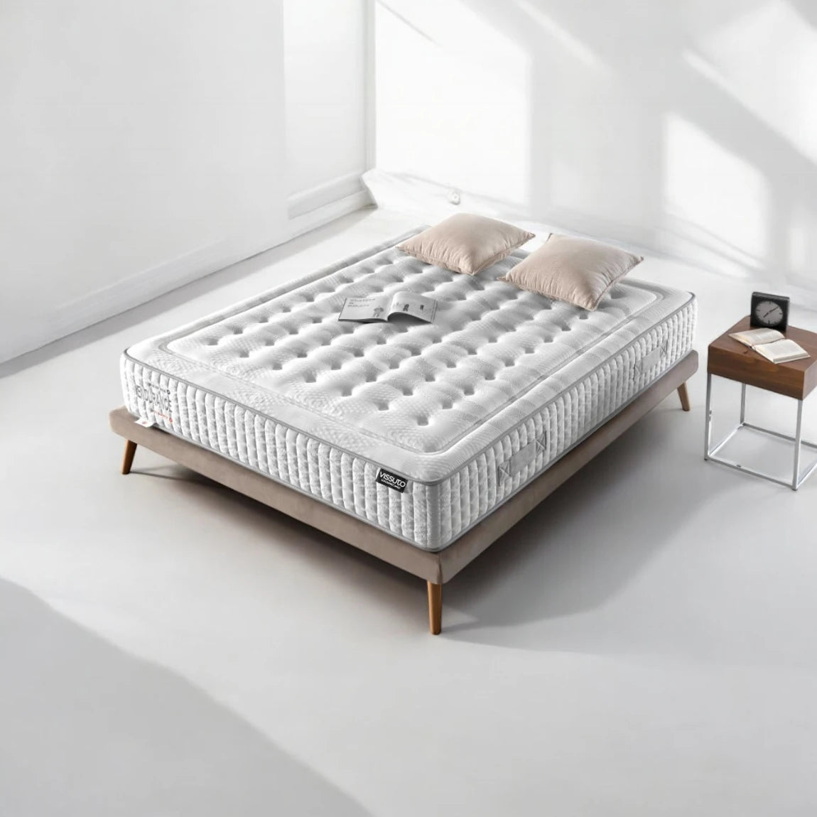 Imagen en dormitorio diáfano de colchón endurance de Vissuto sobre somier con patas de madera y mesitas de noche de madera y estructura metálica