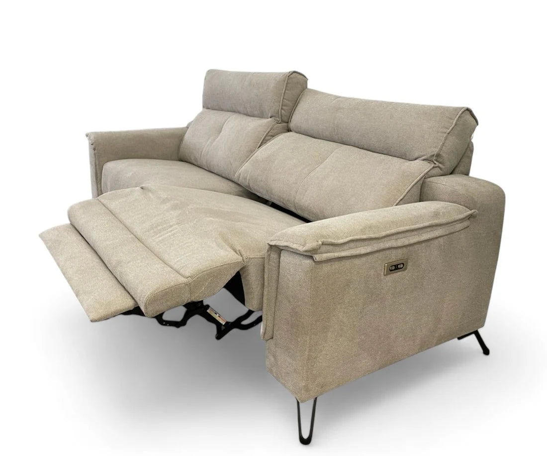 Imagen sofá doble plaza marrón crema claro con reposapiés elevado y patas hairpin zigzag negras.