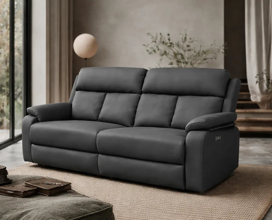 Sofá doble plaza gris piel reclinable en salón moderno luminoso