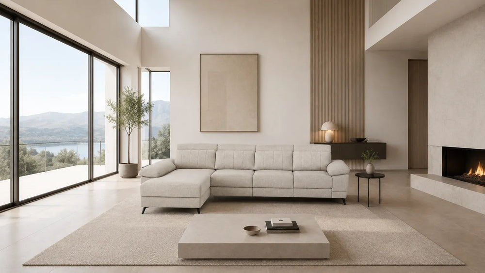 sofá chaiselongue vissuto daysi beige claro sobre fondo de salon amplio con vistas 