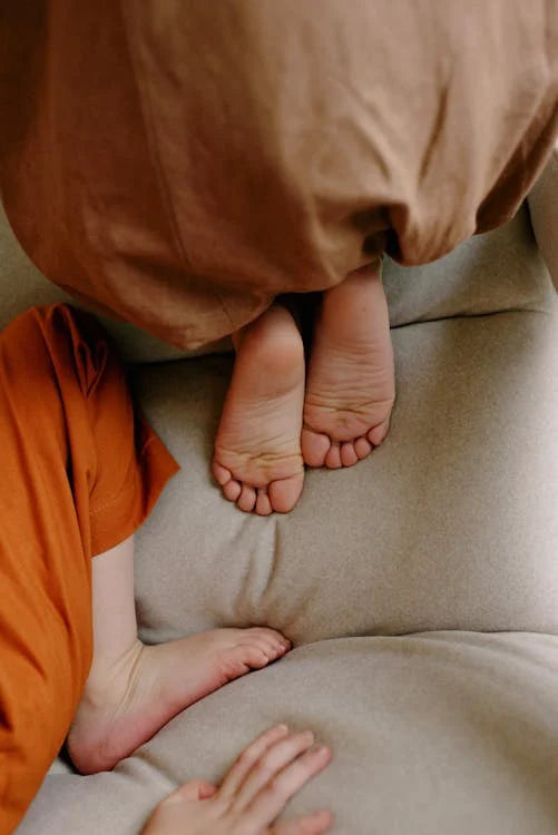 Imagen de pies de niños en sofá Vissuto