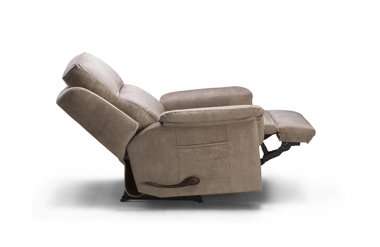 Sillón reclinado hacia atrás con reposapiés elevado modelo Vissuto Travis.